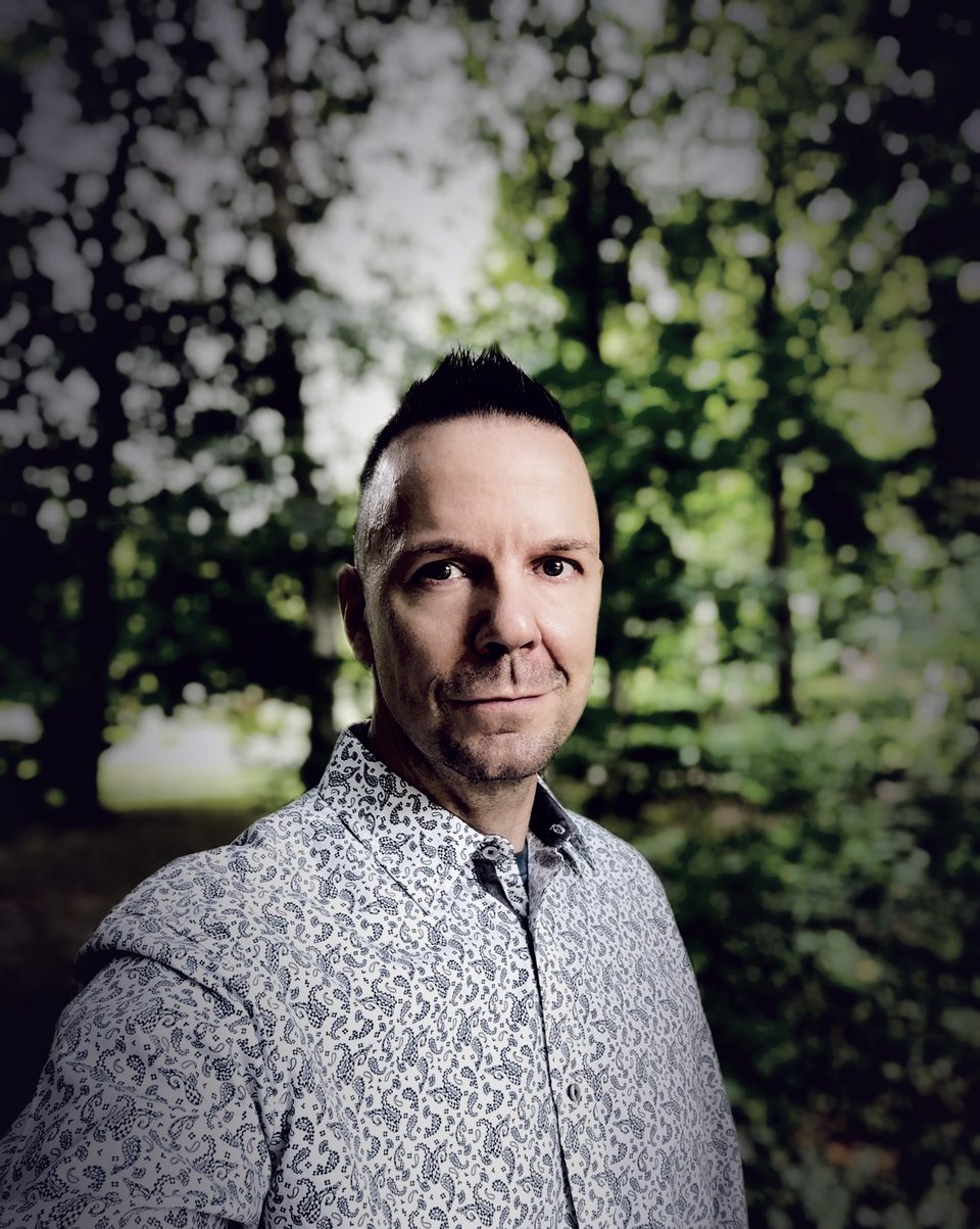 Dirk Peter, Porträt im Park, Blick in die Kamera